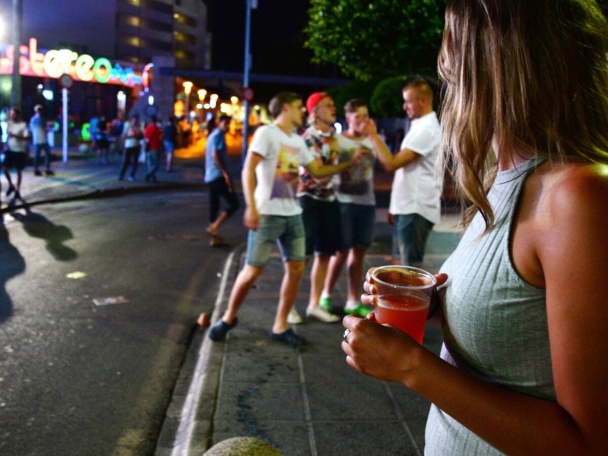 Párty žúr alkohol mladí 1140px (SITA)
